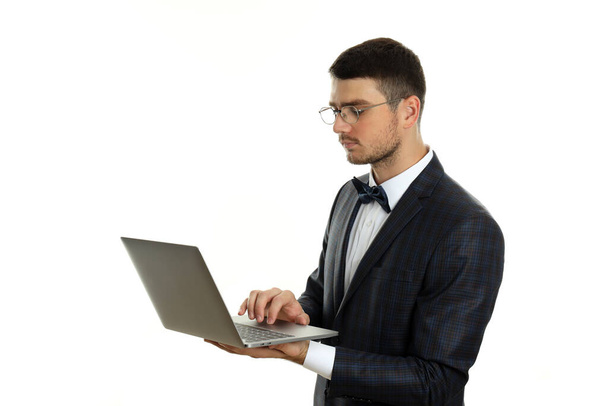 επιχειρηματίας με φορητό υπολογιστή απομονωμένο σε λευκό φόντο. - Φωτογραφία, εικόνα