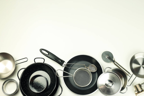 Set di utensili da cucina diversi su sfondo bianco. - Foto, immagini