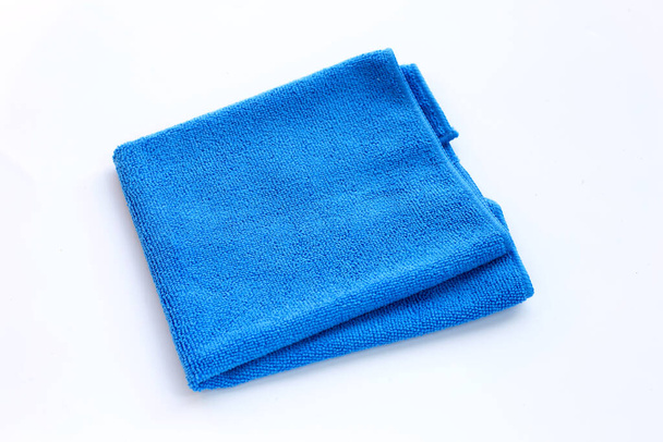 Toalla de limpieza azul sobre fondo blanco - Foto, Imagen