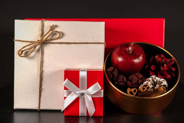Weihnachtsgeschenk rot-weiße Geschenkschachtel, roter Apfel-Zimt, Duft-Kollektion zu Hause in der Schachtel mit Weihnachtsgeschenk, rot-weiße Geschenkschachtel. - Foto, Bild