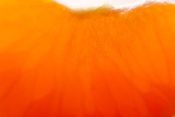 Mandarin Makrohintergrund. Orangenscheiben sind süß appetitanregende Nahaufnahmen in natürlichem Licht. Selektiver Fokus, Rückansicht verschwommen. Konzeptionelle festliche Winter Hintergrund, Neujahr. Tropisch saftig duftende Früchte - Foto, Bild