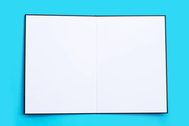Empty paper folder on blue background. - Φωτογραφία, εικόνα