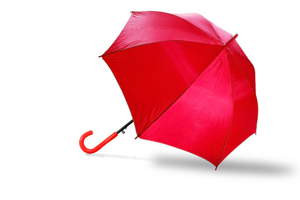 ハンドル付きの赤い色の傘は、白い背景に隔離されています。オブジェクトまたは雨季の概念. - 写真・画像