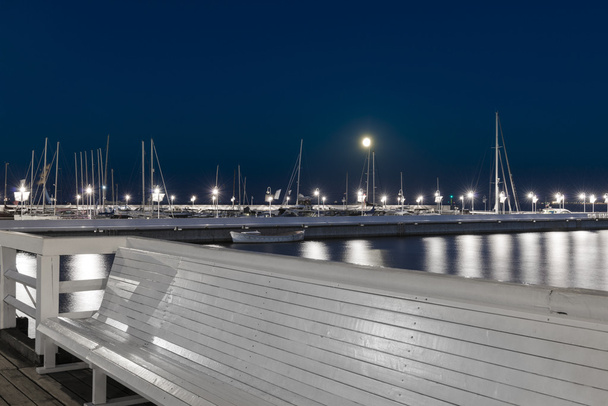 Vue nocturne de la marina de Sopot, Pologne
 - Photo, image