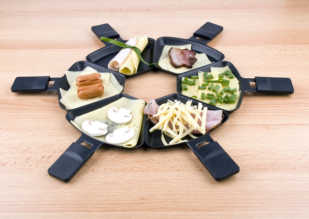 sartenes Raclette con comida, ideal para fiestas
 - Foto, imagen