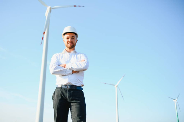 Young Businessman Talking to Manager Using Smart Telephone On Wind Turbine Field, Green Energy Concept - Foto, Imagem