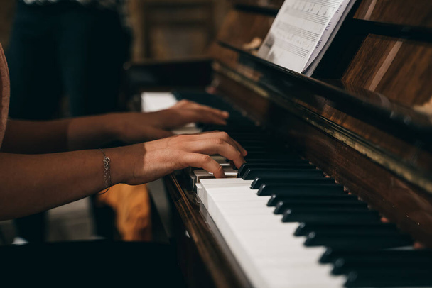 A female's hands playing the piano - Valokuva, kuva