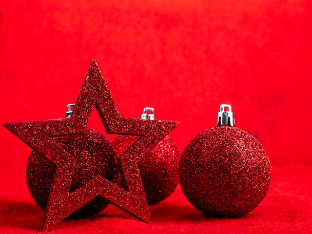 Červené vánoční koule a hvězda na červeném pozadí. Kvalitní fotografie - Fotografie, Obrázek