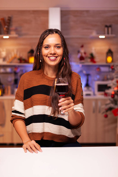 Portrait of cheerful woman holding glass of wine - Foto, afbeelding