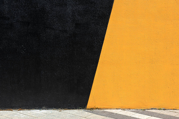  Modern városi jelenet üres utcával és színes geometriai fallal. Kreatív modern városi háttér reklám mockups.  - Fotó, kép