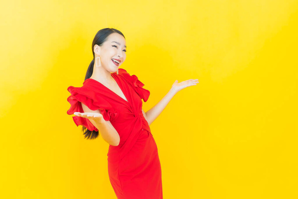 Retrato bonito jovem asiático mulher sorriso com ação na cor de fundo - Foto, Imagem