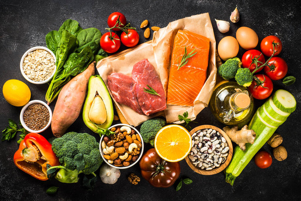 Prodotti alimentari sani a sfondo nero vista dall'alto. - Foto, immagini