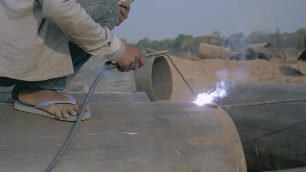 Close-up van een lasser arbeider lassen op een stalen buis - Video
