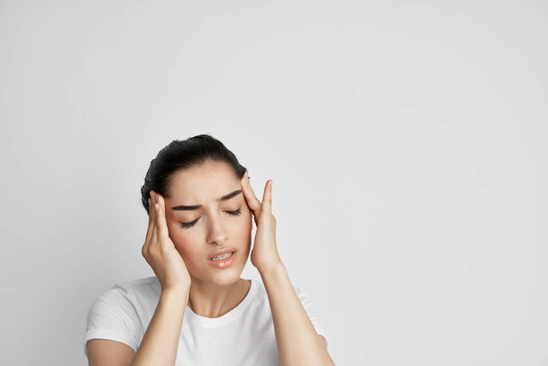 kobieta z bólem głowy problemy zdrowotne w Studio. Wysokiej jakości zdjęcie - Zdjęcie, obraz