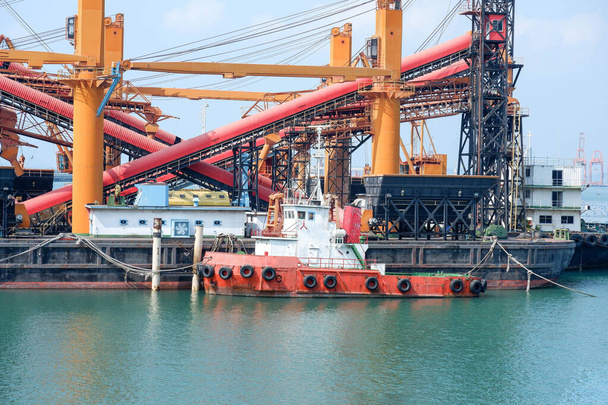 Barco de inspección y puerto de carga de mercancías - Foto, Imagen
