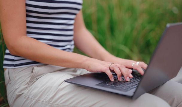 mulher trabalhando com laptop no parque de campus universitário moderno. - Foto, Imagem