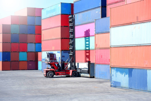 Konttien käsittelijät satamassa Tuontia ja vientiä varten - Valokuva, kuva