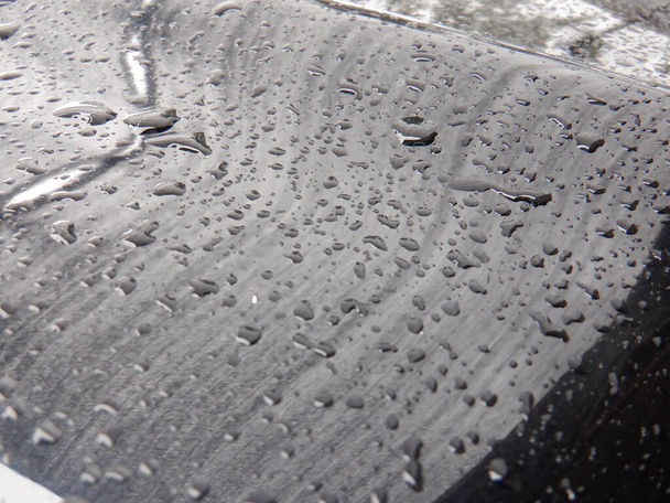 Yağmurdan sonra arabaya su damlacıkları düşer. - Fotoğraf, Görsel