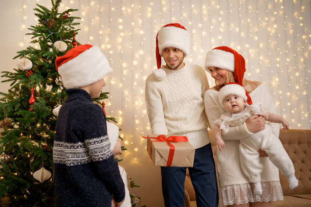 クリスマス・イブの優しい家族の肖像 - 写真・画像