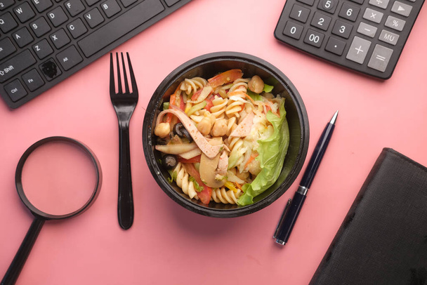  salade de légumes frais dans un bol sur le bureau  - Photo, image