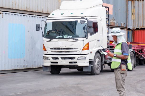 Los camiones vienen a recoger contenedores para la exportación, importación, transporte, conceptos de transporte, conceptos de negocios de importación y conceptos de exportación. - Foto, imagen