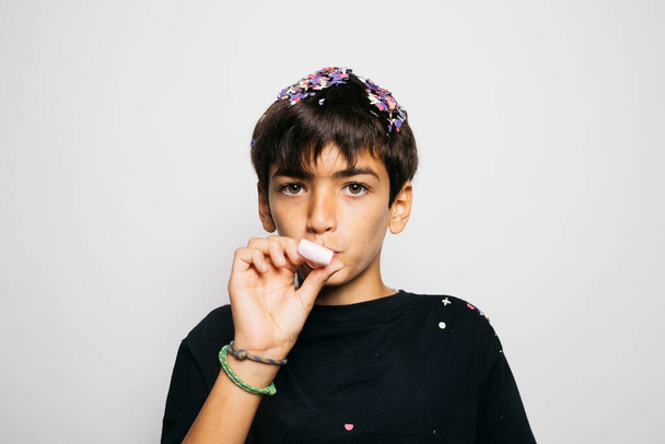 Muotokuva 10-vuotiaasta pojasta heittämässä konfetteja ilmaan - Valokuva, kuva
