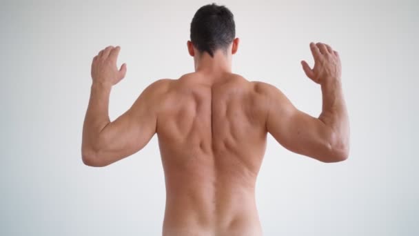 Athletischer Mann leidet unter Rückenschmerzen. Körperpflege. Gepickelte Männerhaut - Filmmaterial, Video