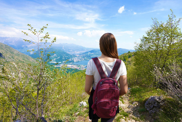 Senderismo femenino en las montañas disfrutando de la vista desde el belvedere - Foto, Imagen