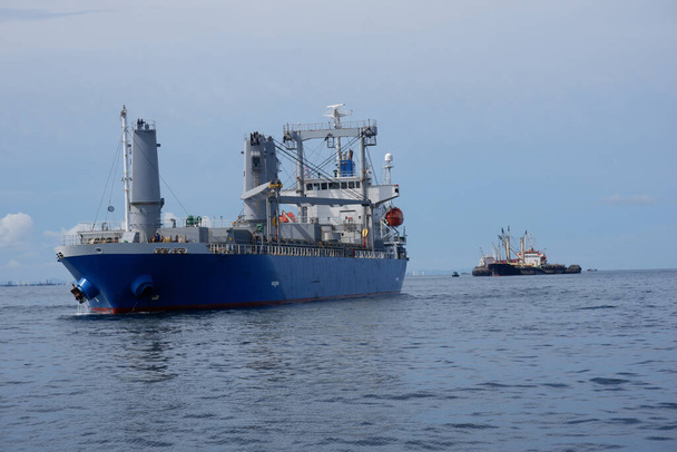 Barka transportowa ropy naftowej do celów handlowych - Zdjęcie, obraz