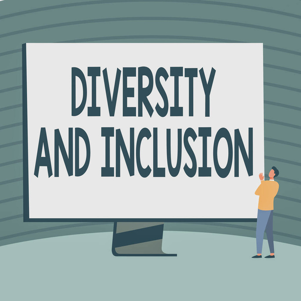 Exhibición conceptual Diversidad e inclusión. gama concepto de negocio diferencia humana incluye raza etnia género hombre de pie dibujo mirando pantalla de monitor grande Mostrando noticias. - Foto, imagen