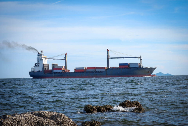 Υπεράκτια πλοία μεταφοράς εμπορευματοκιβωτίων για θαλάσσια εξαγωγή - Φωτογραφία, εικόνα