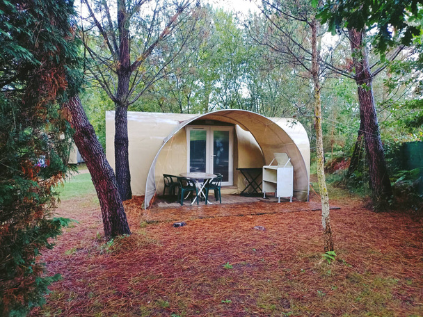 Camping en una pequeña casa concepto de tienda de campaña - Foto, imagen
