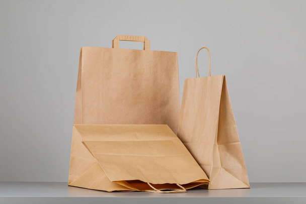Kese kağıdının saplı hali, logo veya tasarım için alanı olan boş alışveriş çantası, yemek teslimatı konsepti. - Fotoğraf, Görsel