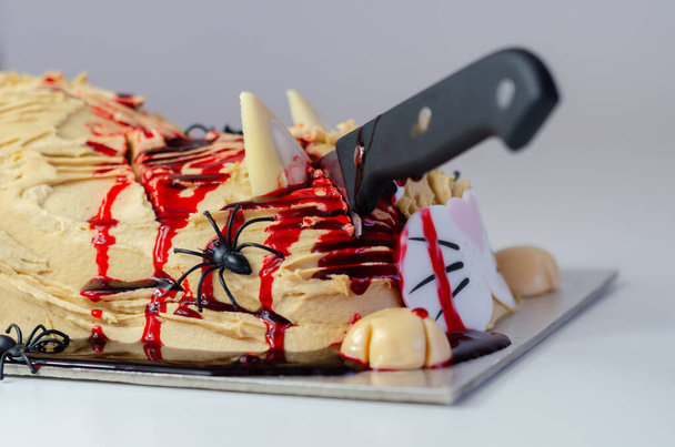 Halloween kakku kissa, kerroksellinen keksi kakku muotoinen kisu koristeltu Halloween puolue, pelottava makea jälkiruoka - Valokuva, kuva