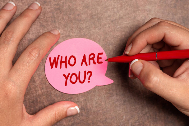 Текст почерка "Кто ты такой?" Слово для того, чтобы спросить о своей личности или персональных данных. - Фото, изображение