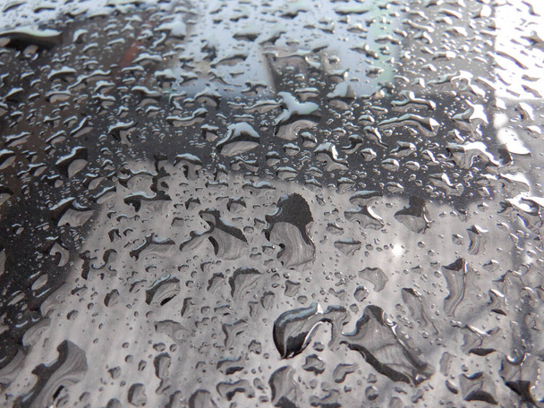 雨が降った後の車の水滴 - 写真・画像
