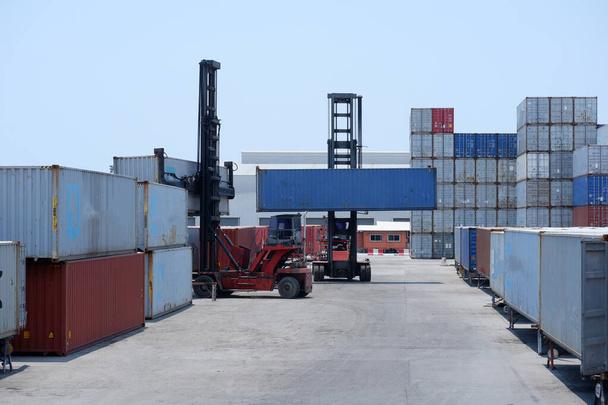 Containerterminal Internationale Transportlogistik - Foto, Bild