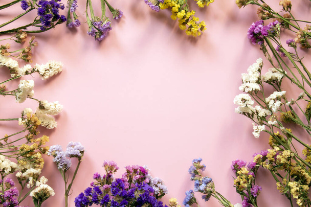 Virágkompozíció. Keret szárított sokszínű virágokból. Lapos fektetés, felülnézet szöveges hellyel. - Fotó, kép