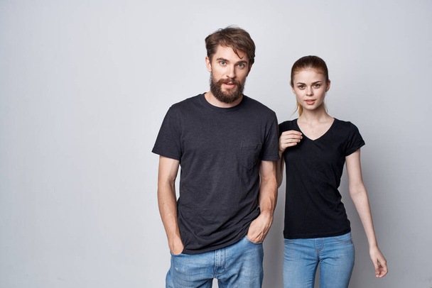 hombre y mujer de moda socializando juntos posando fondo de luz de moda - Foto, imagen