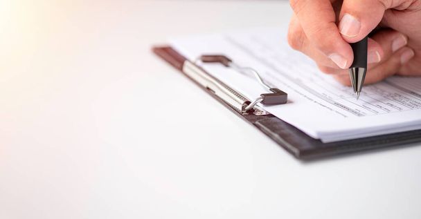 Imagem da mão usando caneta escrita com questionário ou pesquisa de papelada questão preencher empresa informações pessoais formulário checklist documento. - Foto, Imagem