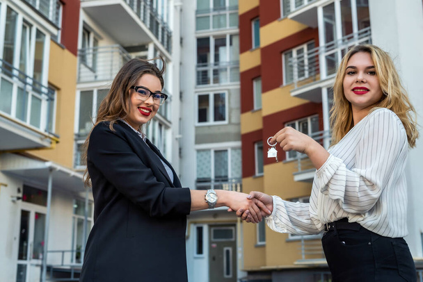 Dos agentes de bienes raíces femeninas comprueban nuevos apartamentos antes de la venta - Foto, Imagen