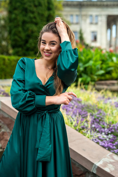 sexy jeune femme en robe verte longue à la mode profiter du soleil journée d'été, en plein air  - Photo, image