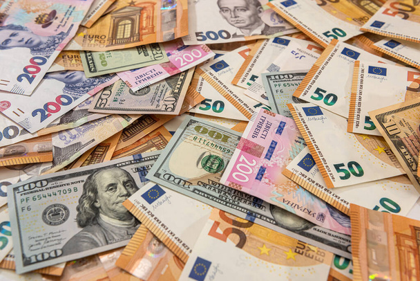 fondo de dinero diferente euro y dólares hryvnia. concepto de financiación - Foto, imagen