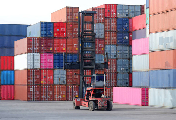 Мобільні обробники контейнерів, що працюють у вантажному терміналі порту. - Фото, зображення