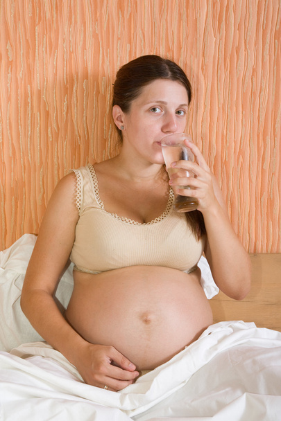 Pregnant girl drinking water - 写真・画像