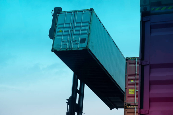 Grúa de contenedores en ángulo alto Perspectiva de transporte - Foto, imagen