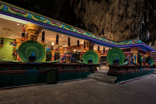 Ινδουιστικός Ναός μέσα στη σπηλιά. Μπατού Σπηλιές, Μαλαισία. Οι σπηλιές Μπατού βρίσκονται βόρεια της Κουάλα Λουμπούρ. Το σπήλαιο είναι το κεντρικό σημείο του ινδουιστικού φεστιβάλ του Thaipusam στη Μαλαισία.. - Φωτογραφία, εικόνα