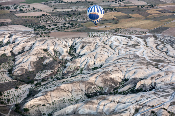 Cappadocia, Törökország A legnagyobb turisztikai attrakciója Cappadocia, a repülés a léggömbbel napkeltekor - Fotó, kép