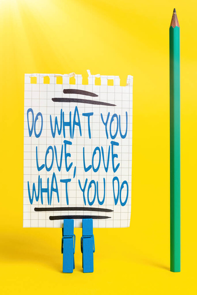 Textdarstellungen Do What You Love Love What You Do. Geschäftsidee Sie in der Lage, Dinge zu tun, die Sie genießen es, an besseren Orten zu arbeiten als Bunte Ideenpräsentation Anzeigen frischer Gedanken Senden - Foto, Bild