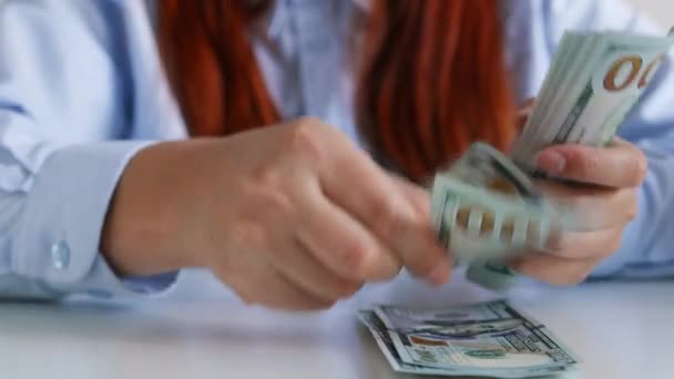 Geschäftsfrau zählt Dollarscheine am Tisch im Büro - Filmmaterial, Video